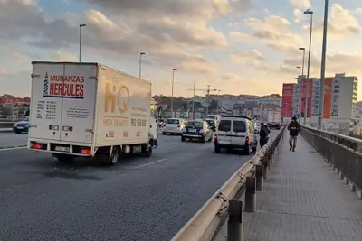 Accidente en el puente de A Pasaxe provoca retenciones hacia Oleiros en hora punta