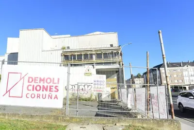 Comienza la demolición del antiguo concesionario de Opel en Perillo, Oleiros
