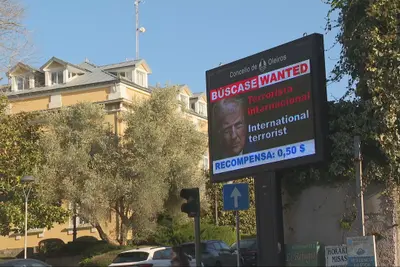 Oleiros se posiciona con carteles críticos contra líderes mundiales