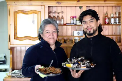 A Escola en Lorbé: el restaurante de Oleiros que prepara hasta 16 toneladas de mejillones al año