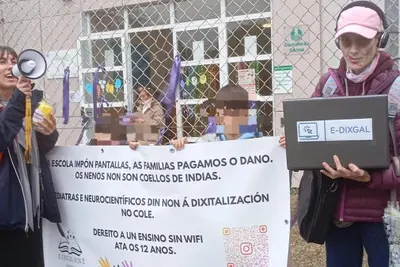 Protesta en Oleiros contra el uso excesivo de pantallas en el CEIP Valle Inclán
