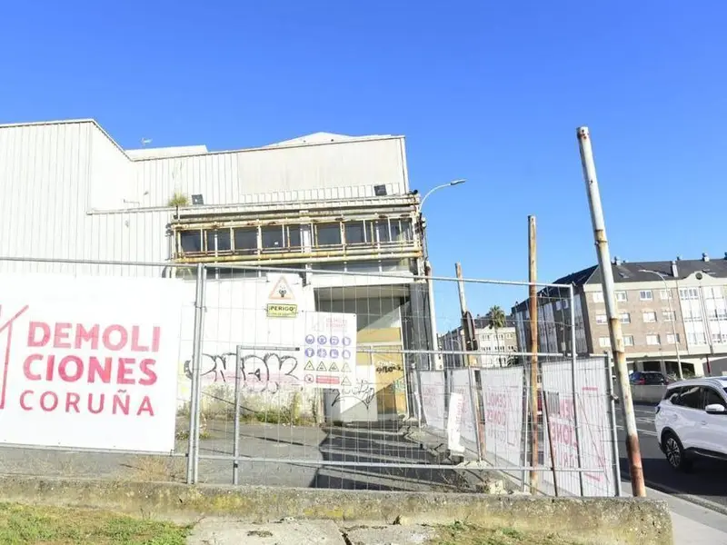 Comienza la demolición del antiguo concesionario de Opel en Perillo, Oleiros