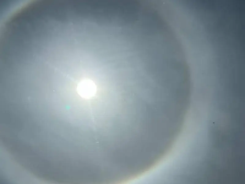 Curioso halo solar se observa en Oleiros por condiciones meteorológicas
