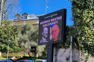 Oleiros retoma el controvertido cartel que compara a Netanyahu con Hitler