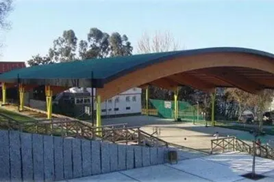 Oleiros licita la reforma de la cubierta de la pista polideportiva de Meixonfrío por 400.000 euros