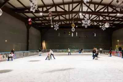 Abre la pista de hielo de Oleiros con horario ampliado para Navidad