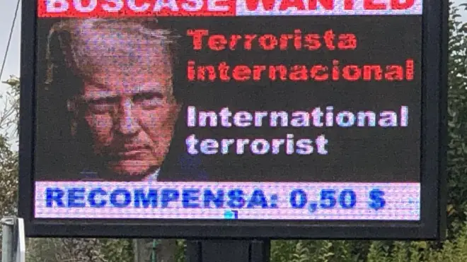 Oleiros carga contra Trump con mensajes en sus paneles públicos