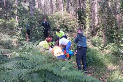 Rescate de mujer con lesión en el tobillo en la cala das Pedregueiras de Oleiros