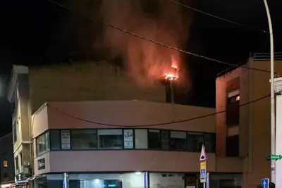 Los bomberos apagan un incendio en la chimenea de un restaurante en Santa Cruz, Oleiros