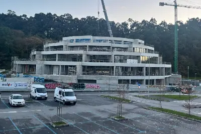 Polémica en la selección del director del Centro Multiusos de Bastiagueiro en Oleiros: el único candidato renuncia y surgen nuevas irregularidades