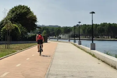 Oleiros se plantea un sistema municipal de alquiler de bicicletas tras el nuevo paseo de la ría de O Burgo