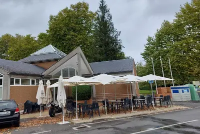 Condenan al bar de la Casa do Pobo de Iñás por emitir partidos sin licencia