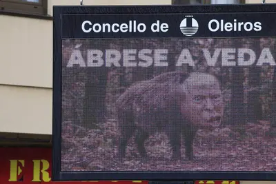 Oleiros inicia campaña satírica contra Donald Trump con carteles peculiares