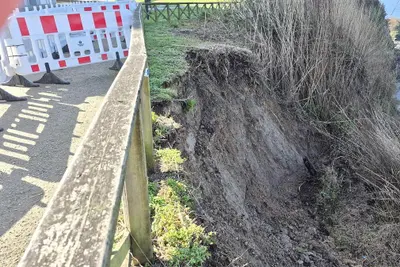 Desprendimiento de tierras en la parroquia de Santa Cruz: medidas urgentes del Concello