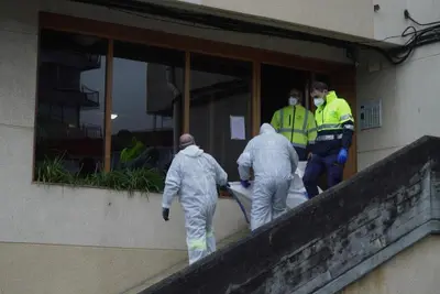 Un hombre de 77 años hallado muerto en un edificio de Perillo, Oleiros