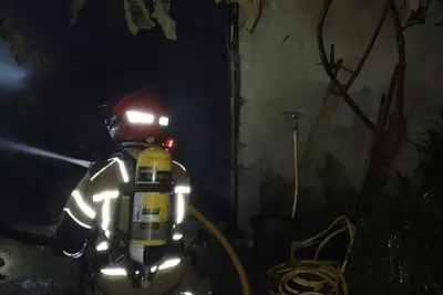 Los bomberos de Oleiros apagan un incendio en Sada con bombonas de gas