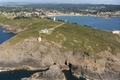 La Costa de Dexo: acantilados y cuevas marinas cerca de A Coruña