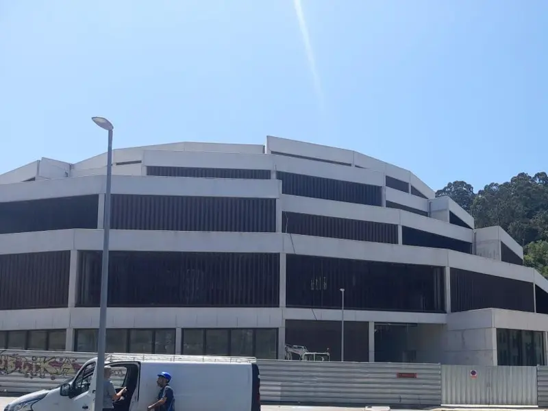 La renuncia del director retrasa nuevamente la apertura del multiusos de Bastiagueiro