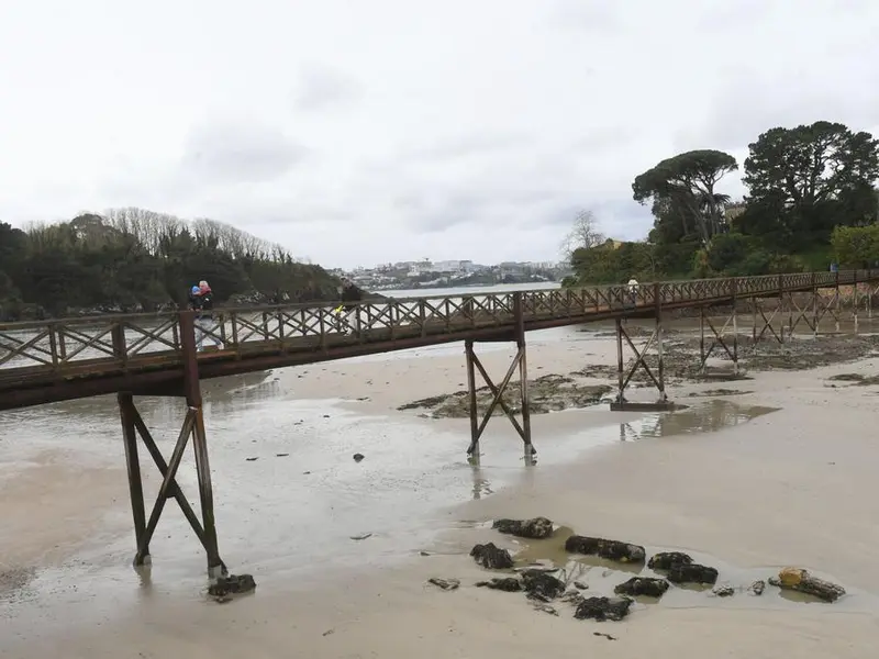 Oleiros asegura que la playa de Santa Cruz es apta para el baño con nuevos análisis