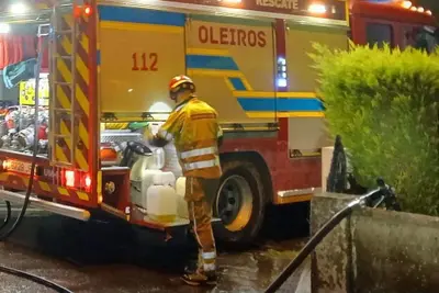 Motociclista herido tras colisión con un coche en la DP-5813 en Oleiros