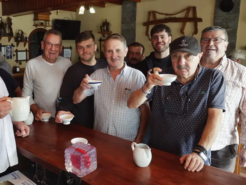 A Catedral, el bar de Oleiros que reúne a varias generaciones