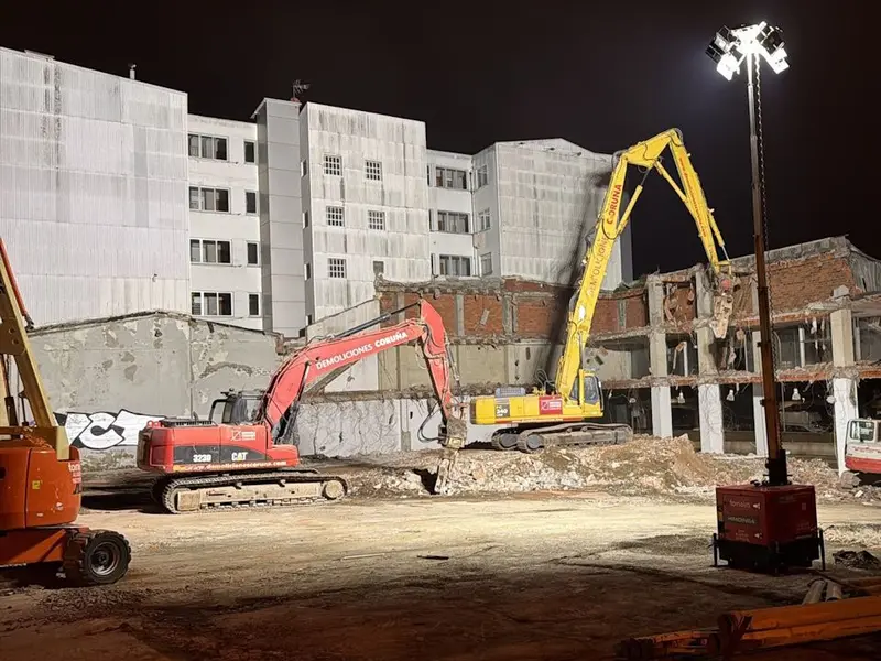 Demolido el antiguo concesionario Opel de Perillo durante la madrugada