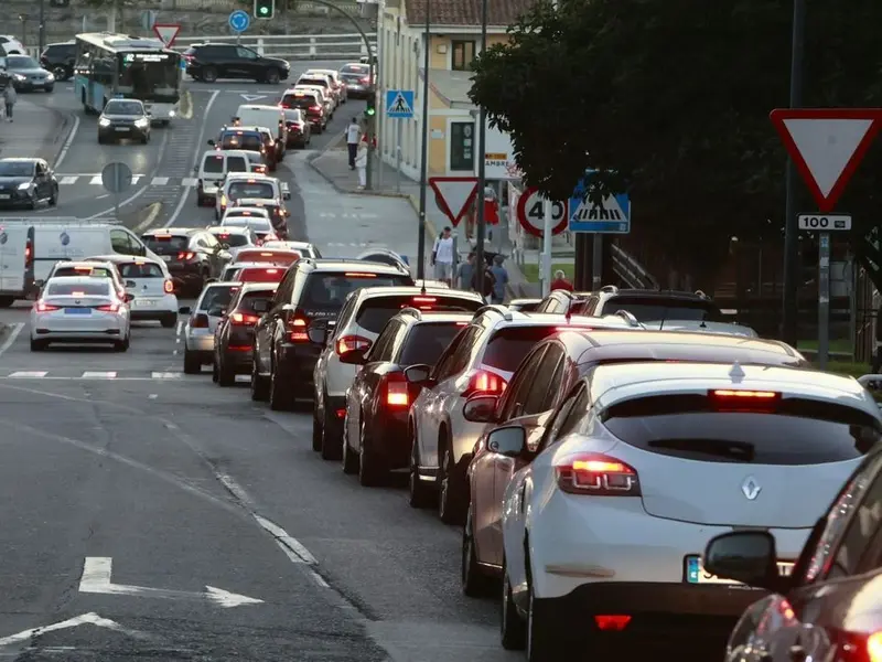 Los atascos matinales afectan a tres puntos de Oleiros y complican la entrada a A Coruña