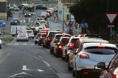 Los atascos matinales afectan a tres puntos de Oleiros y complican la entrada a A Coruña