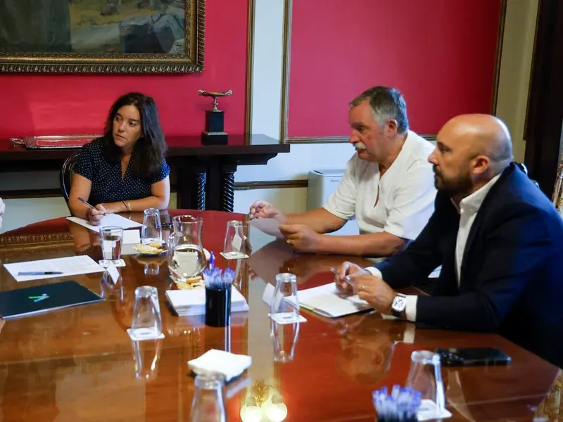Oleiros, A Coruña y Arteixo avanzan en la gobernanza metropolitana entre críticas y reclamos de inclusión