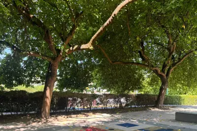 Proponen cubrir un parque infantil en Oleiros para uso durante todo el año