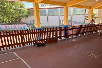 Oleiros instala una valla en el colegio Parga Pondal de Santa Cruz y reclama más zonas cubiertas
