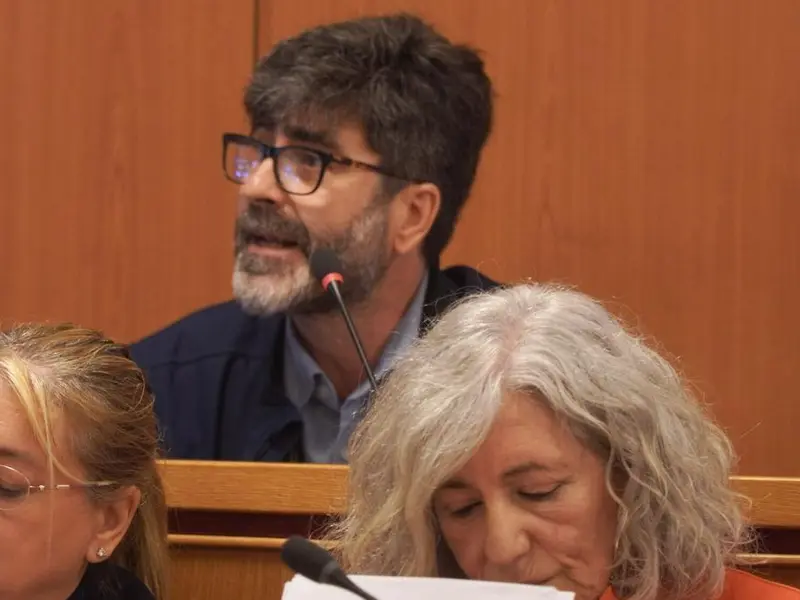 El alcalde de Oleiros rechaza las acusaciones del PSOE sobre funcionarios municipales y amenaza con acciones legales