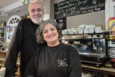 Los comerciantes de O Carballo disfrutan del movimiento de estudiantes en recreo