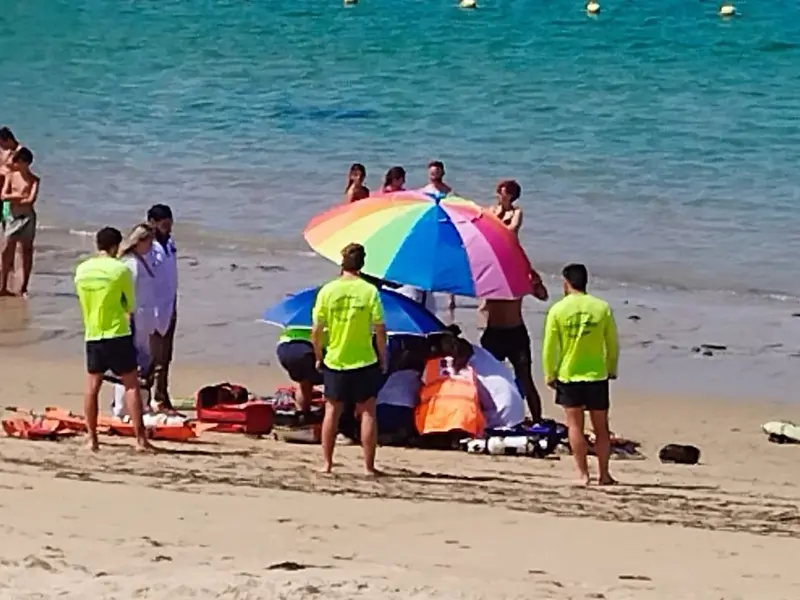 Rescatan a un bañista inconsciente y a una mujer en la playa de Mera, Oleiros