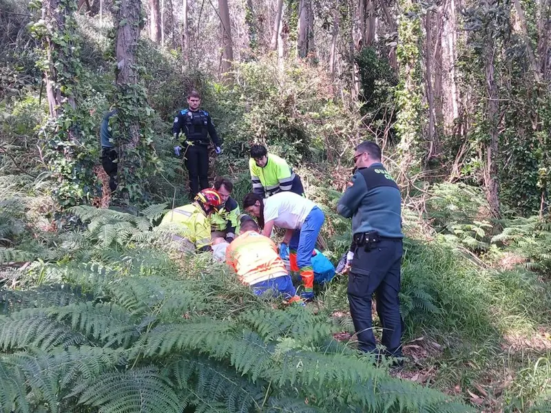 Rescate de mujer con lesión en el tobillo en la cala das Pedregueiras de Oleiros