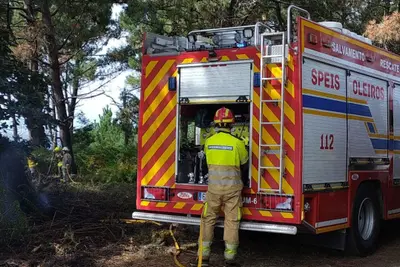 Incendio cerca del puerto de Dexo moviliza a Emergencias en Oleiros