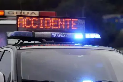 Accidente de tráfico en Oleiros: conductor se sale de la vía e impacta contra postes