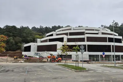 El multiusos de Bastiagueiro queda a la vista tras retirar las vallas