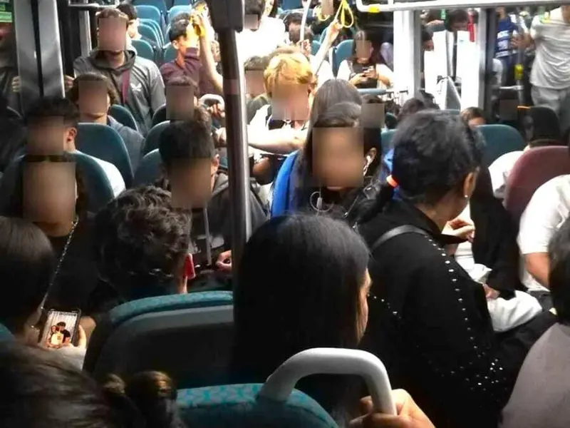 Una vecina de Oleiros reúne firmas para pedir un autobús directo a la universidad