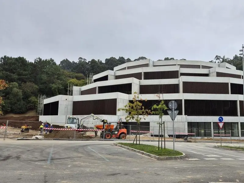 El multiusos de Bastiagueiro queda a la vista tras retirar las vallas
