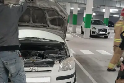 Sofocado un incendio en el parking de Mercadona en Oleiros