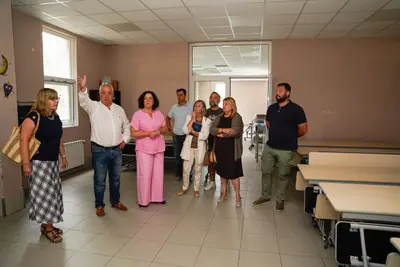 Oleiros inaugura una nueva sala multiusos en el CEIP Ramón María de Valle Inclán