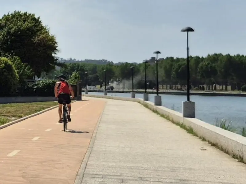 Oleiros se plantea un sistema municipal de alquiler de bicicletas tras el nuevo paseo de la ría de O Burgo