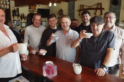 A Catedral, el bar de Oleiros que reúne a varias generaciones